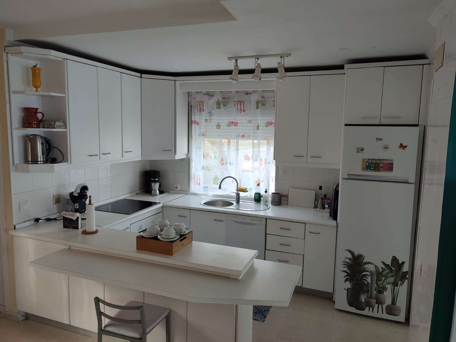 Se alquila desde 01/10/2026 - 30/03/2027 apartamento en 1ª linea de playa en Benalmádena.