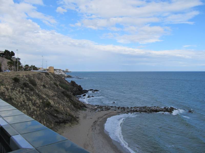 Se alquila desde 01/10/2026 - 30/03/2027 apartamento en 1ª linea de playa en Benalmádena.