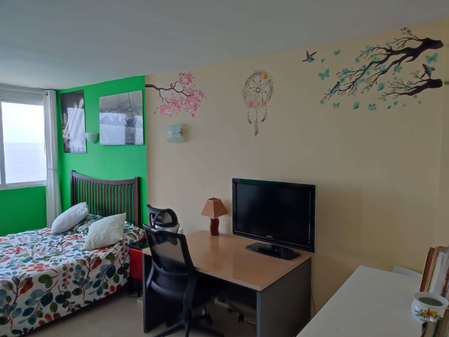 Se alquila desde 01/10/2026 - 30/03/2027 apartamento en 1ª linea de playa en Benalmádena.