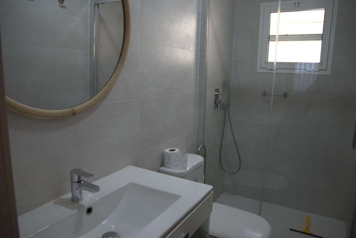 Se alquila  desde 01/09/2026 hasta 30/06/2027, bonito piso en 1ra línea de playa en Fuengirola .