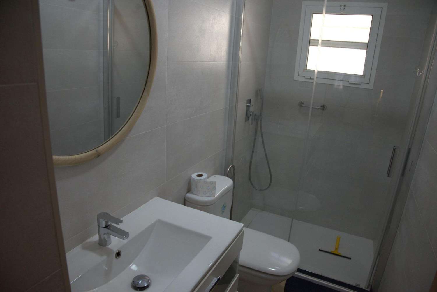 Se alquila  desde 01/09/2026 hasta 30/06/2027, bonito piso en 1ra línea de playa en Fuengirola .