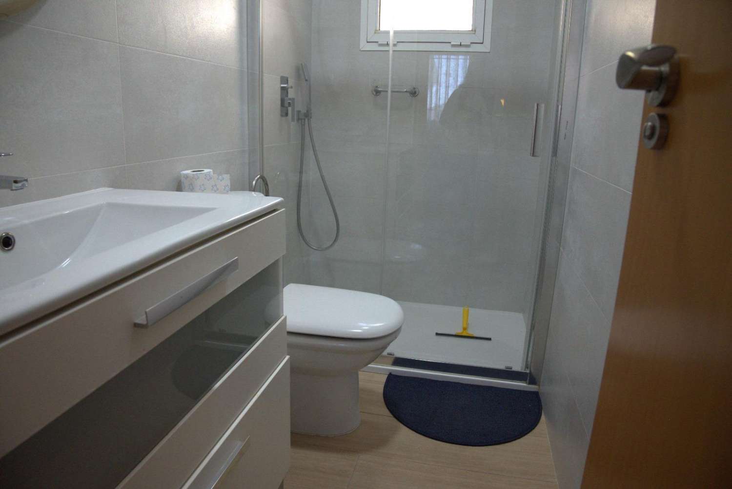 Se alquila  desde 01/09/2026 hasta 30/06/2027, bonito piso en 1ra línea de playa en Fuengirola .