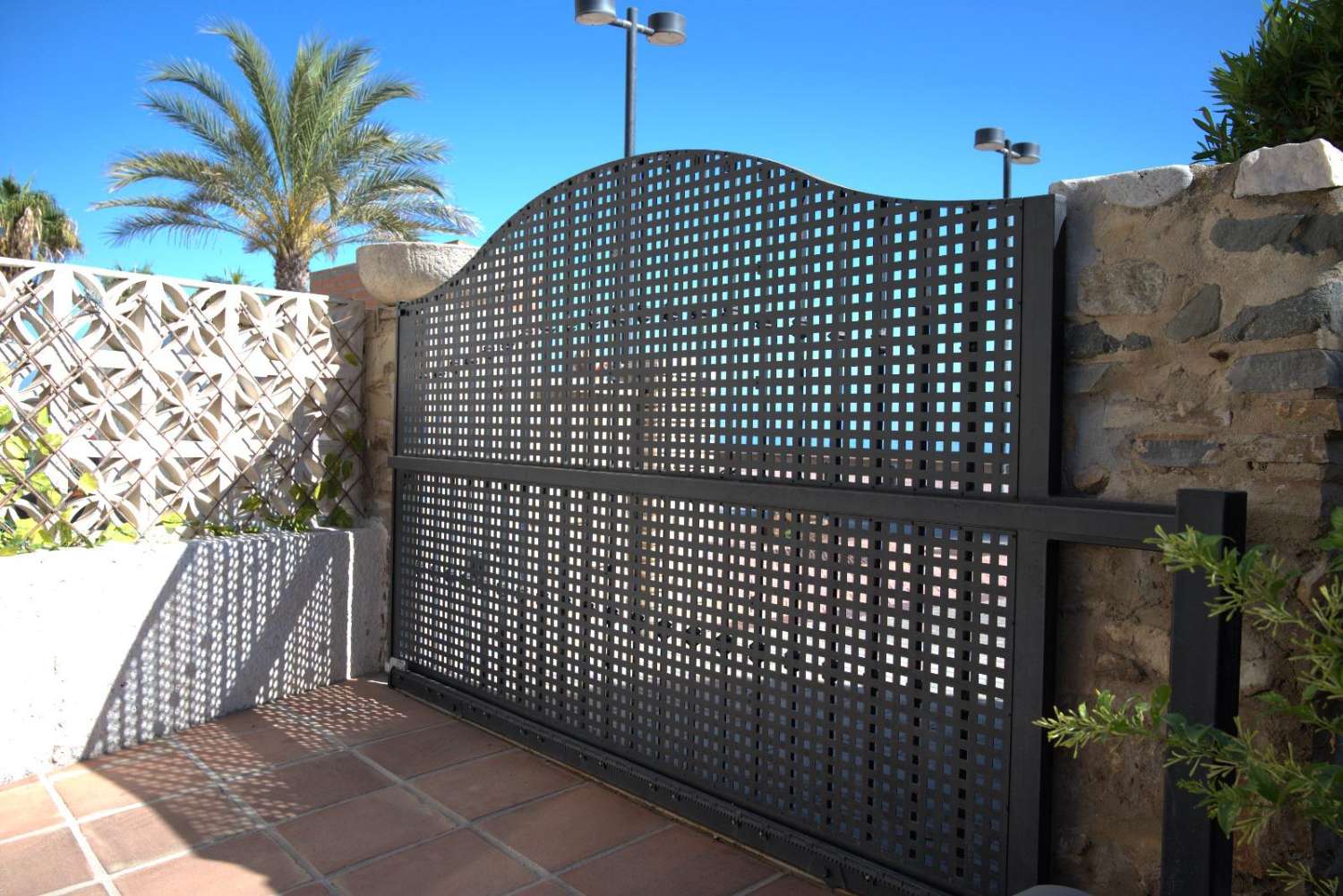 Se alquila  desde 01/09/2026 hasta 30/06/2027, bonito piso en 1ra línea de playa en Fuengirola .