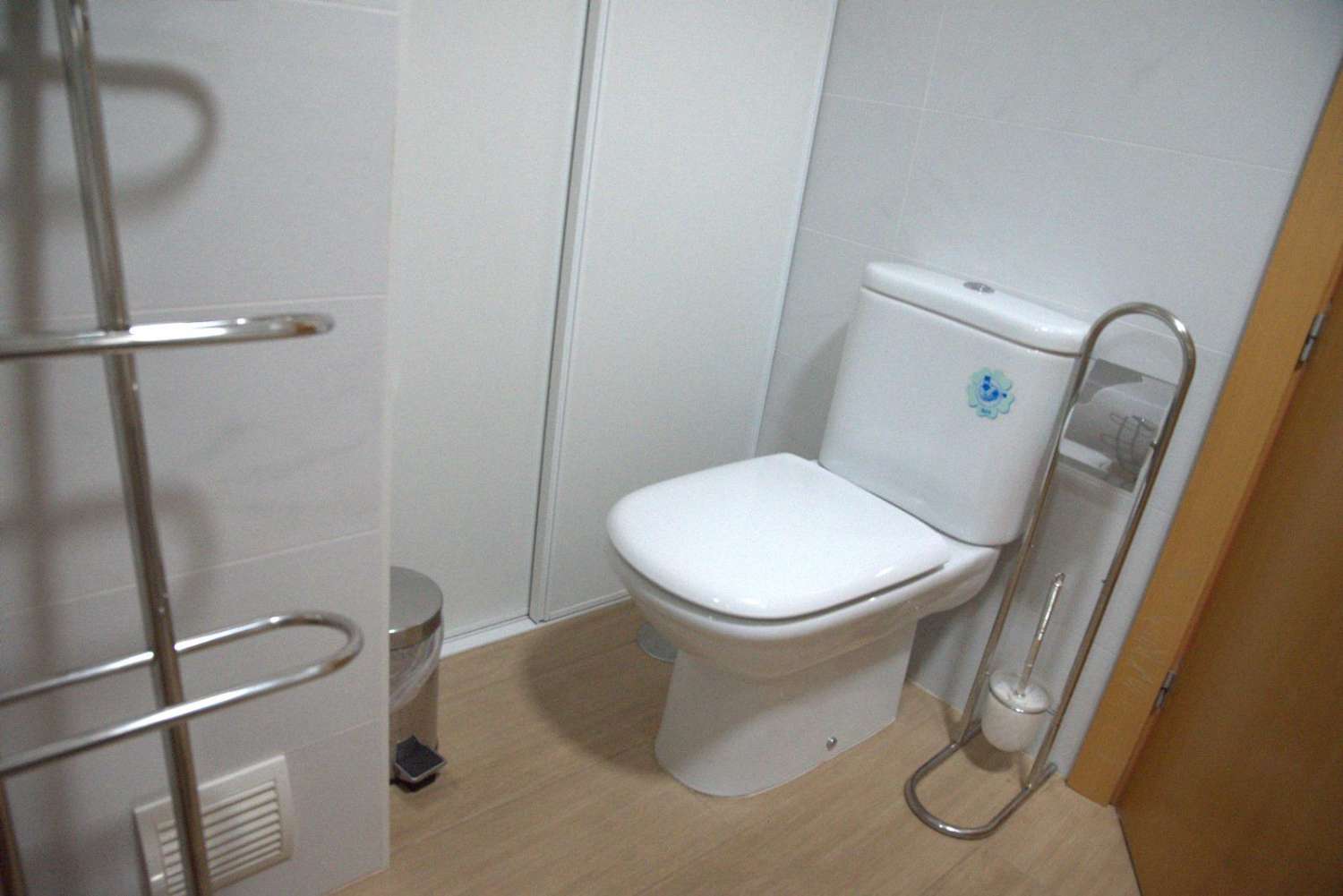 Se alquila  desde 01/09/2026 hasta 30/06/2027, bonito piso en 1ra línea de playa en Fuengirola .