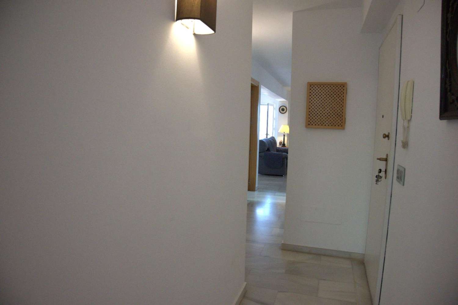 Se alquila  desde 01/09/2026 hasta 30/06/2027, bonito piso en 1ra línea de playa en Fuengirola .