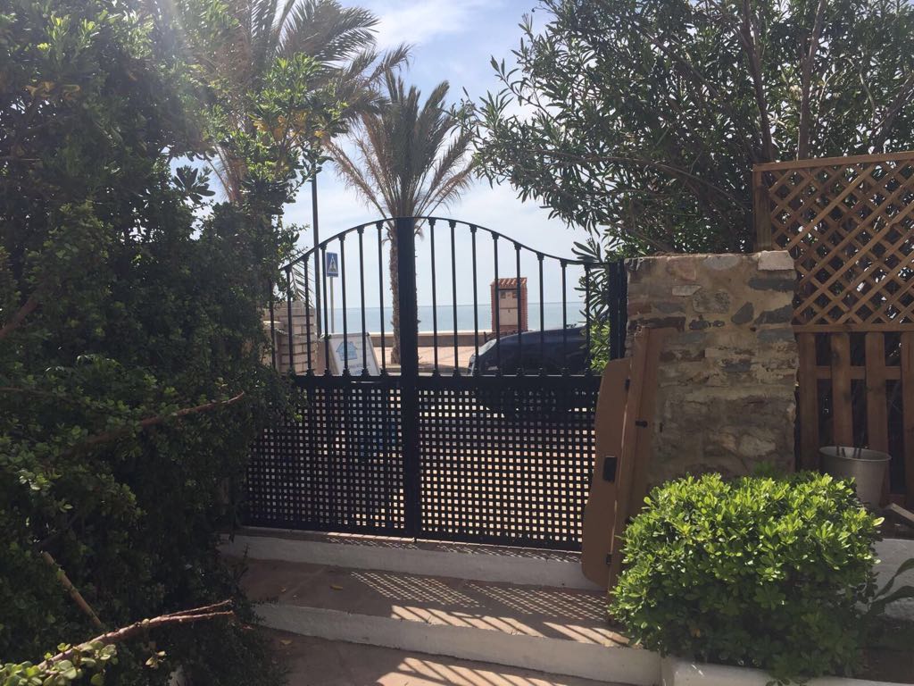 Se alquila  desde 01/09/2026 hasta 30/06/2027, bonito piso en 1ra línea de playa en Fuengirola .