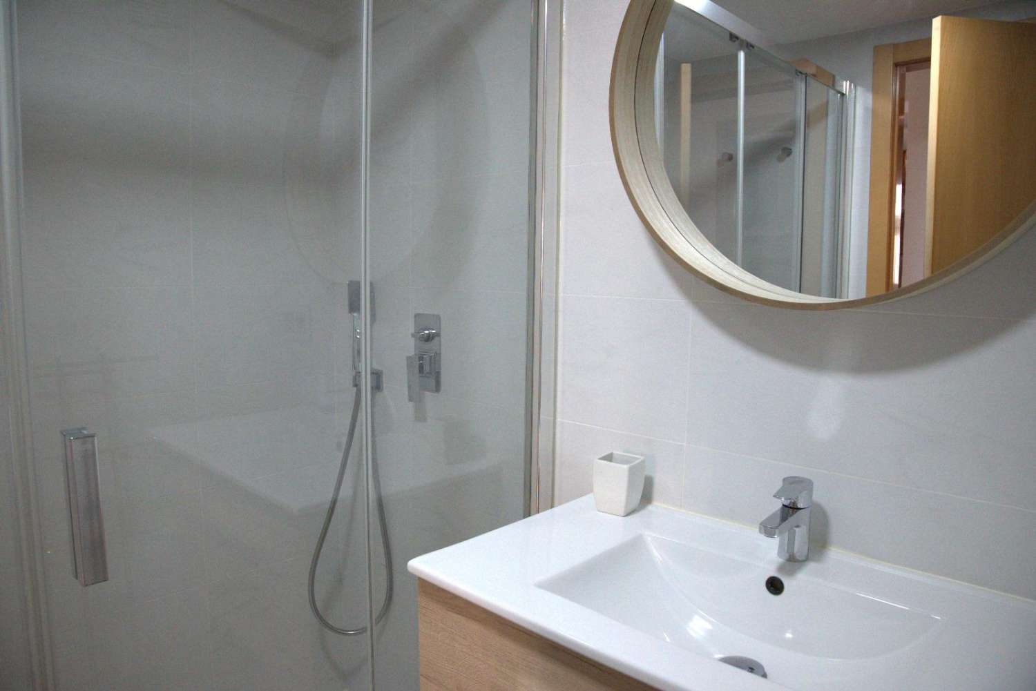 Se alquila  desde 01/09/2026 hasta 30/06/2027, bonito piso en 1ra línea de playa en Fuengirola .