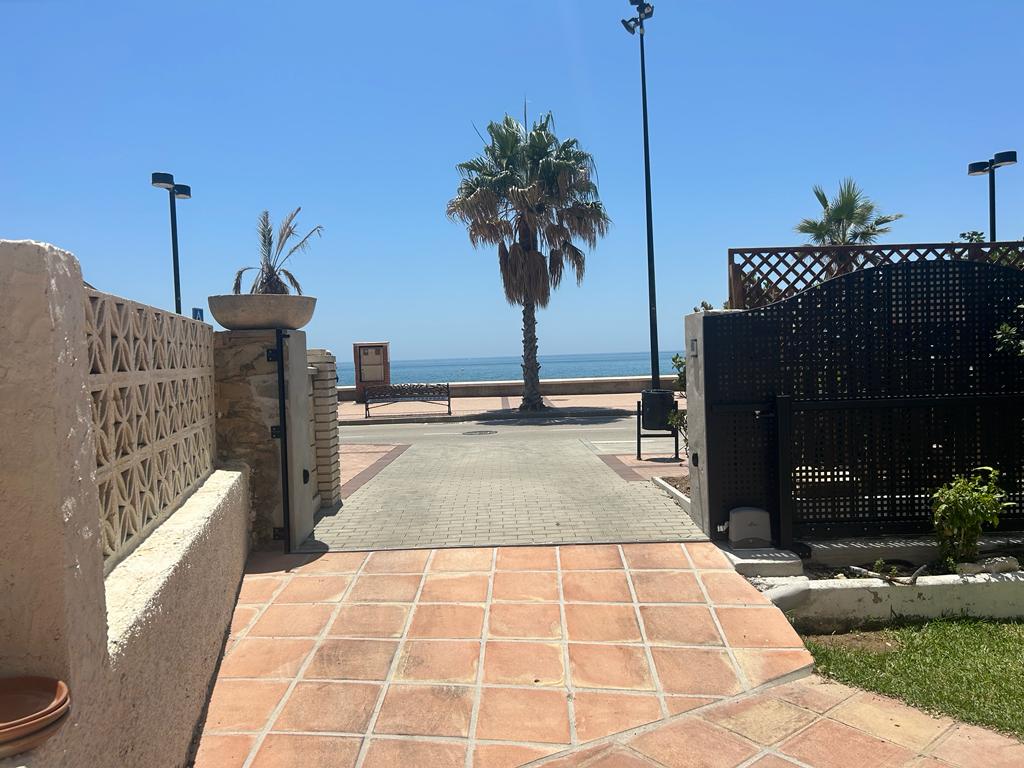 Se alquila  desde 01/09/2026 hasta 30/06/2027, bonito piso en 1ra línea de playa en Fuengirola .