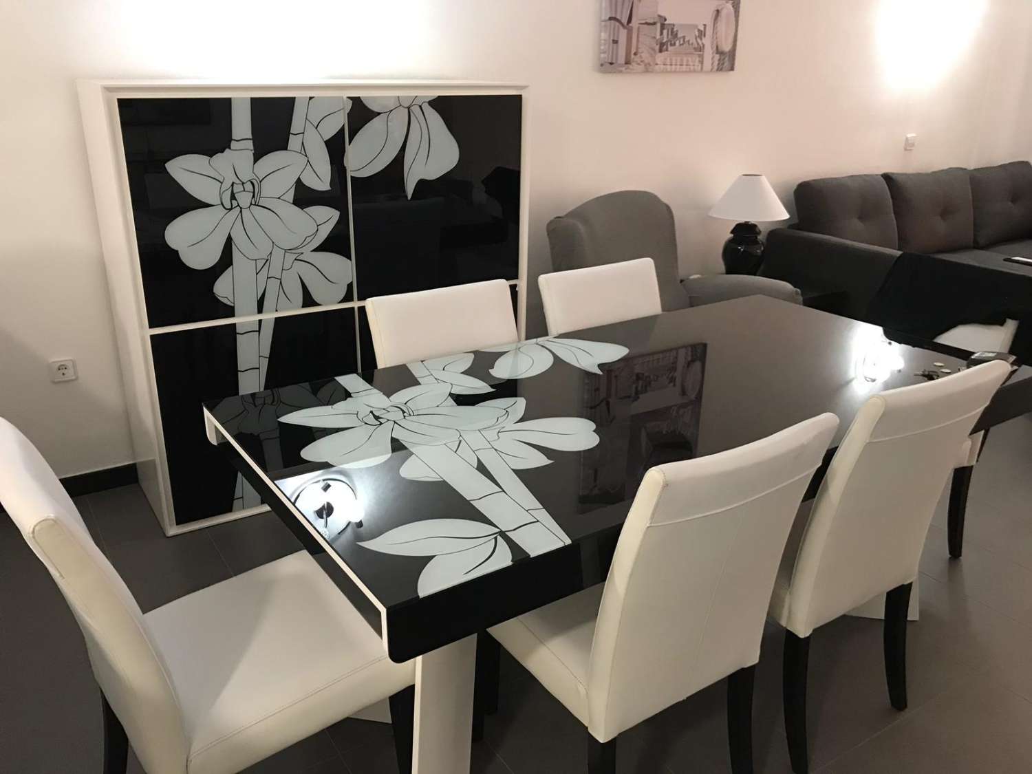 Se alquila MEDIA TEMPORADA 01/09/2026 - 30/06/2027 magnifico apartamento  en 1ª línea de playa con vistas al mar en Benalmádena.