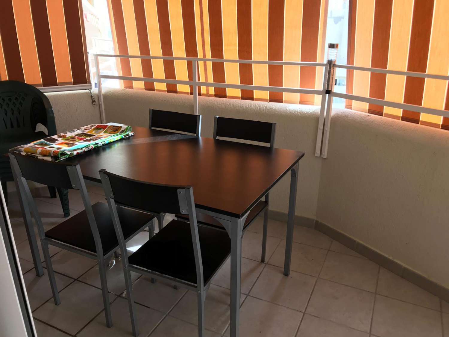 Se alquila MEDIA TEMPORADA 01/09/2026 - 30/06/2027 magnifico apartamento  en 1ª línea de playa con vistas al mar en Benalmádena.