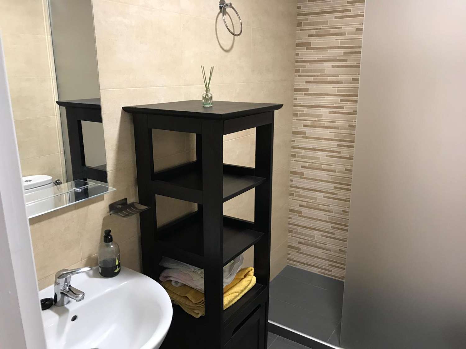 Se alquila MEDIA TEMPORADA 01/09/2026 - 30/06/2027 magnifico apartamento  en 1ª línea de playa con vistas al mar en Benalmádena.