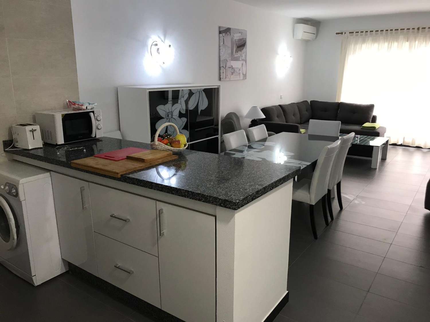 Se alquila MEDIA TEMPORADA 01/09/2026 - 30/06/2027 magnifico apartamento  en 1ª línea de playa con vistas al mar en Benalmádena.