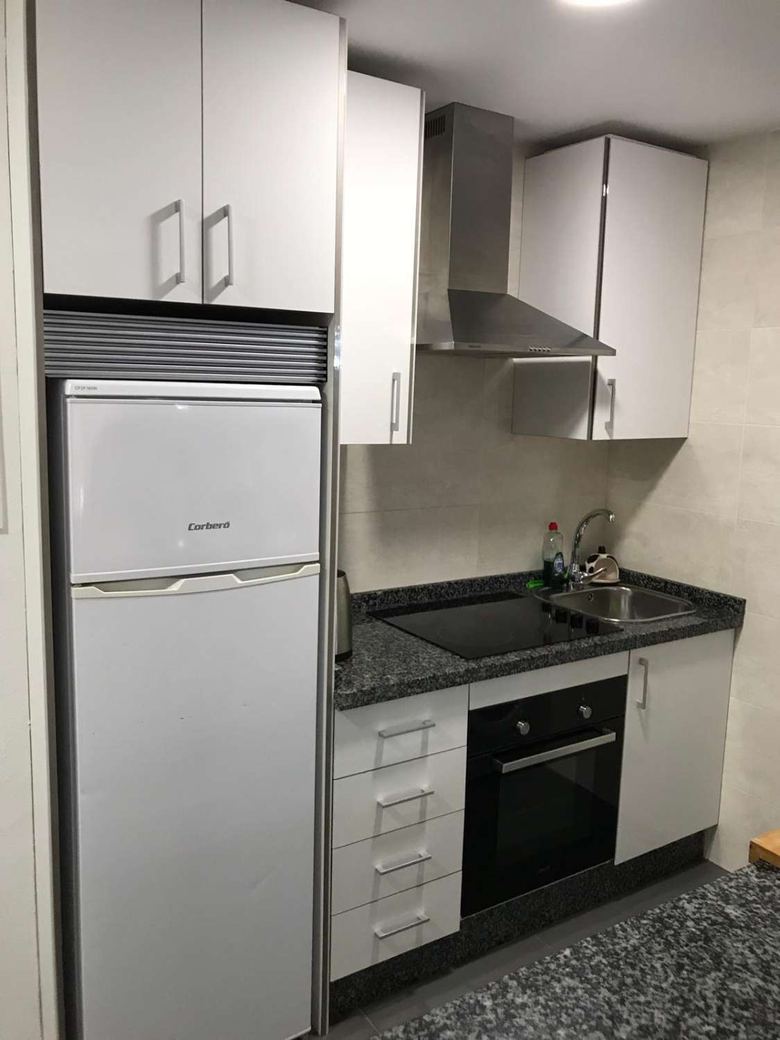 Se alquila MEDIA TEMPORADA 01/09/2026 - 30/06/2027 magnifico apartamento  en 1ª línea de playa con vistas al mar en Benalmádena.