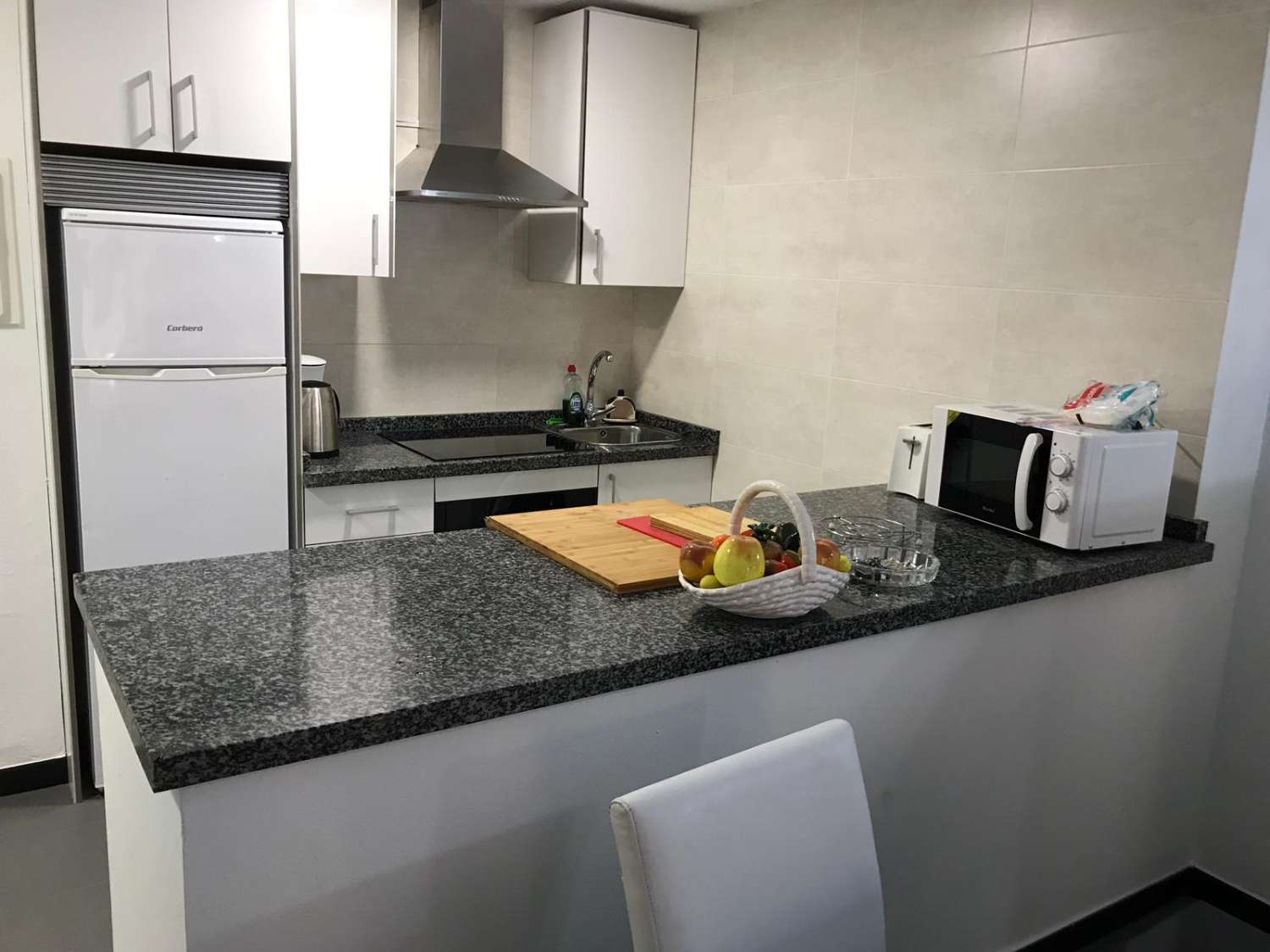 Se alquila MEDIA TEMPORADA 01/09/2026 - 30/06/2027 magnifico apartamento  en 1ª línea de playa con vistas al mar en Benalmádena.