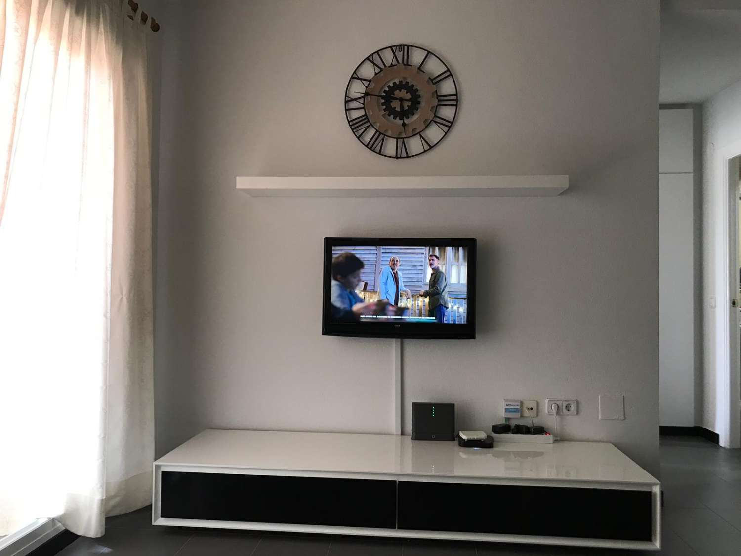 Se alquila MEDIA TEMPORADA 01/09/2026 - 30/06/2027 magnifico apartamento  en 1ª línea de playa con vistas al mar en Benalmádena.