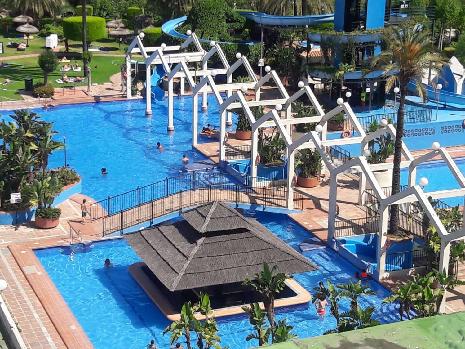 Se alquila MEDIA TEMPORADA 01/09/2026 - 30/06/2027 magnifico apartamento  en 1ª línea de playa con vistas al mar en Benalmádena.