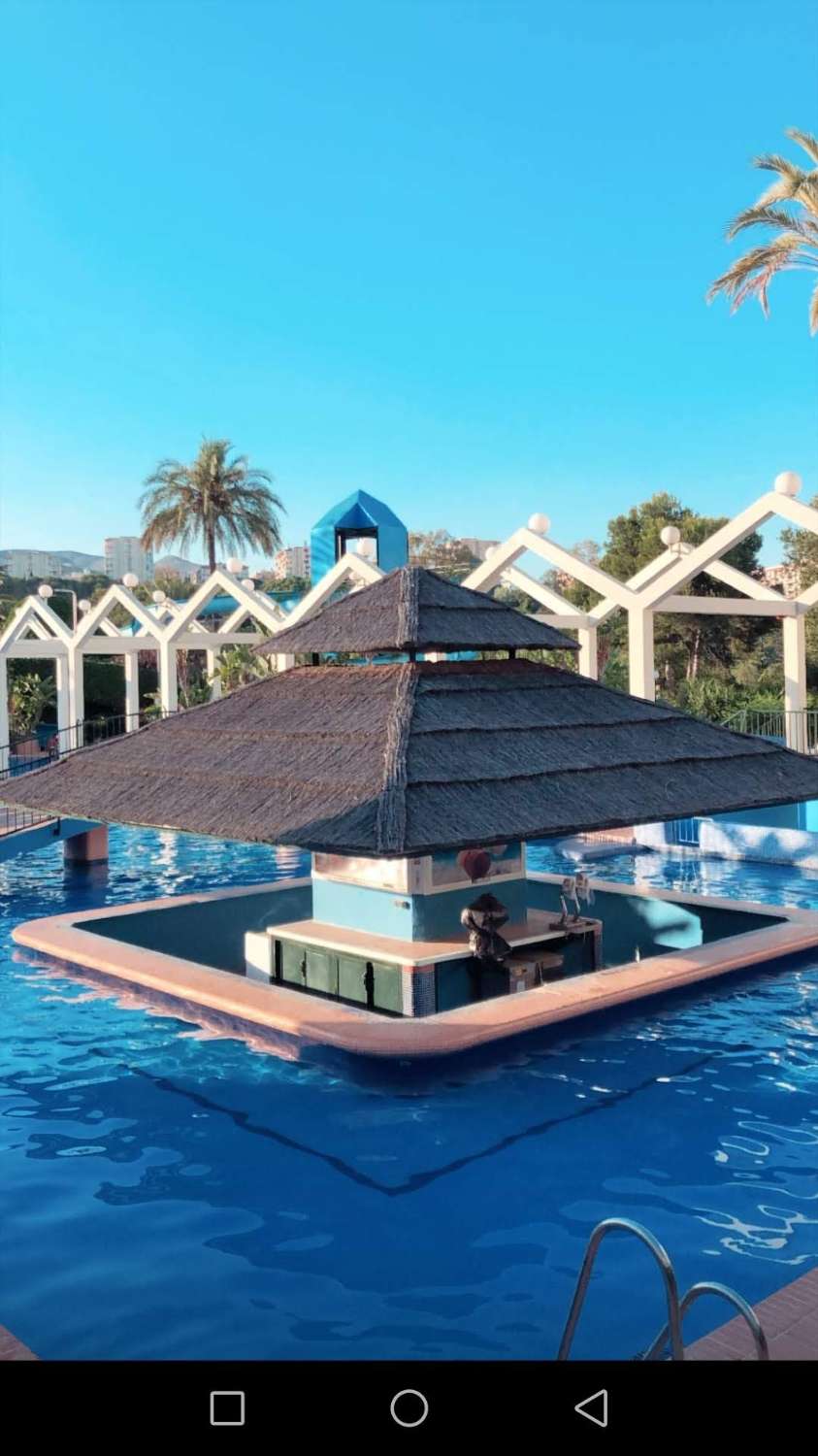 Se alquila MEDIA TEMPORADA 01/09/2026 - 30/06/2027 magnifico apartamento  en 1ª línea de playa con vistas al mar en Benalmádena.