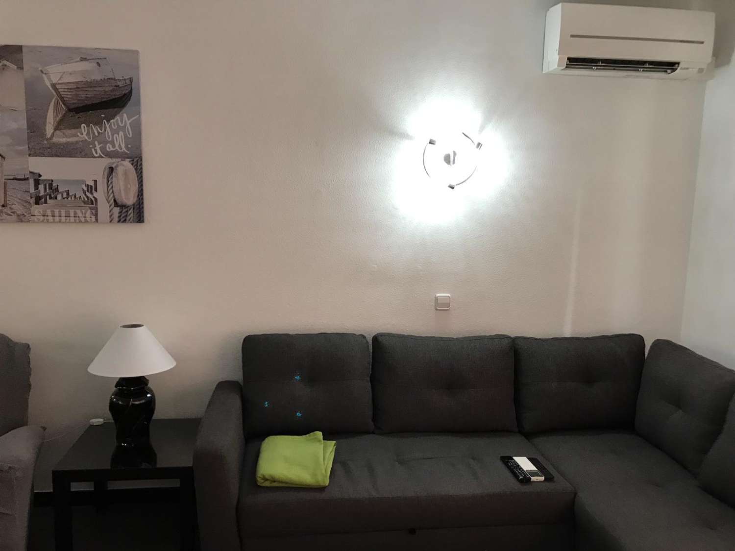 Se alquila MEDIA TEMPORADA 01/09/2026 - 30/06/2027 magnifico apartamento  en 1ª línea de playa con vistas al mar en Benalmádena.