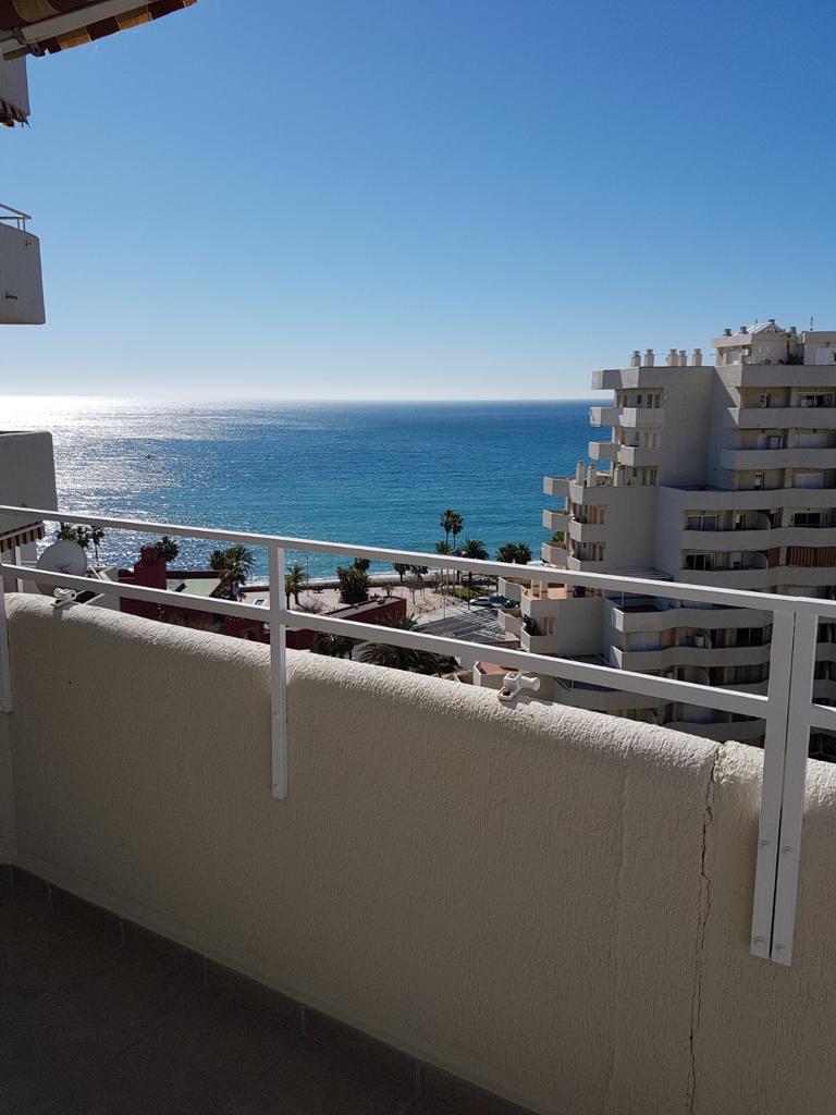 Se alquila MEDIA TEMPORADA 01/09/2026 - 30/06/2027 magnifico apartamento  en 1ª línea de playa con vistas al mar en Benalmádena.