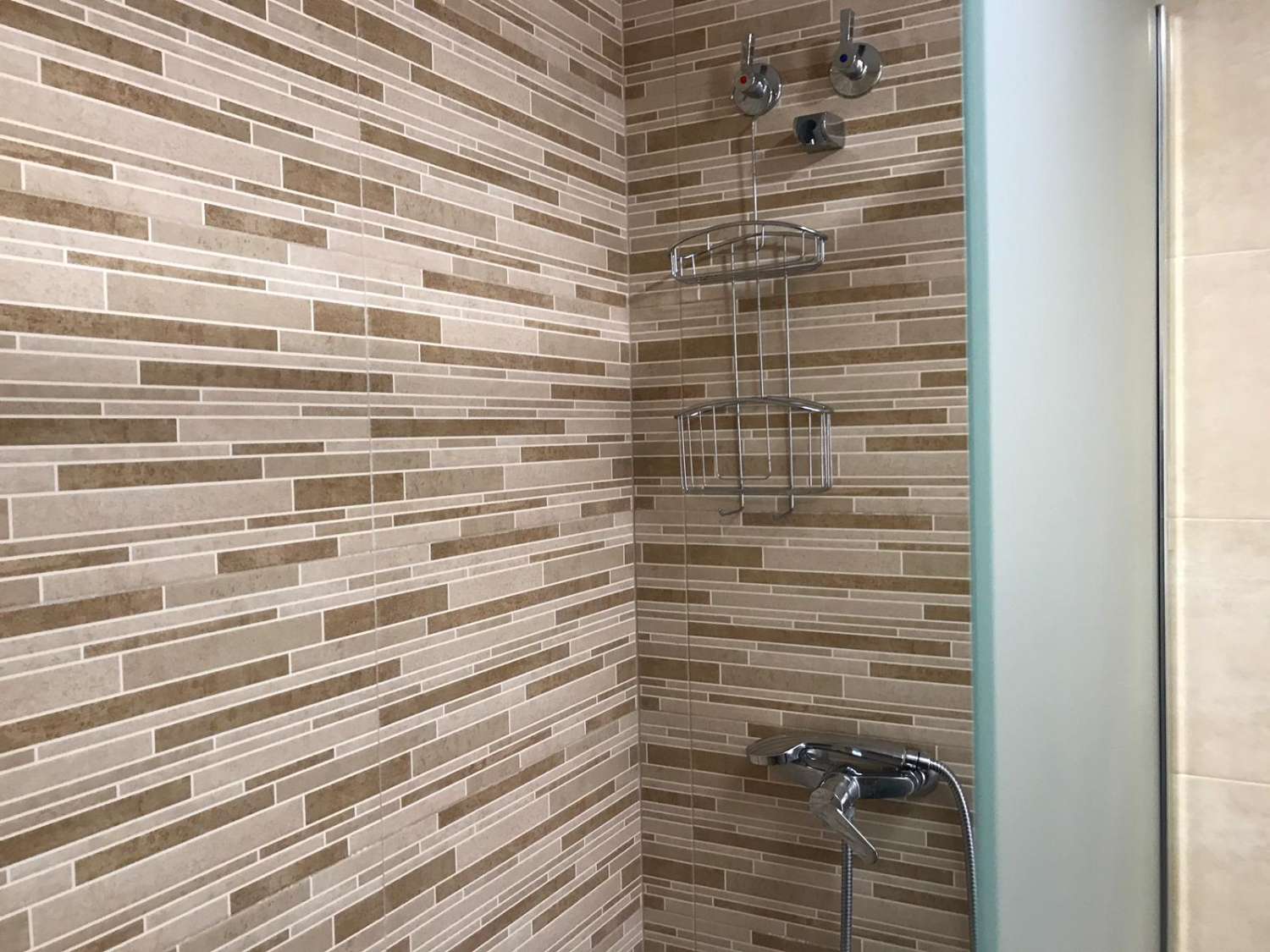 Se alquila MEDIA TEMPORADA 01/09/2026 - 30/06/2027 magnifico apartamento  en 1ª línea de playa con vistas al mar en Benalmádena.