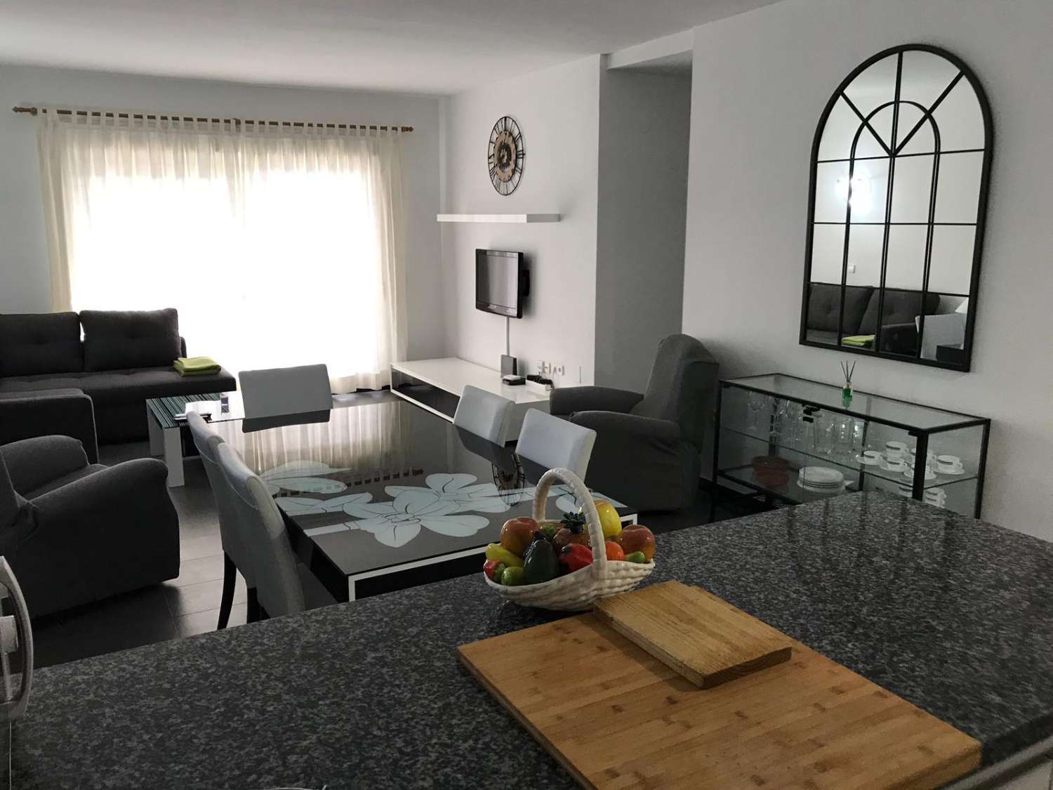 Se alquila MEDIA TEMPORADA 01/09/2026 - 30/06/2027 magnifico apartamento  en 1ª línea de playa con vistas al mar en Benalmádena.