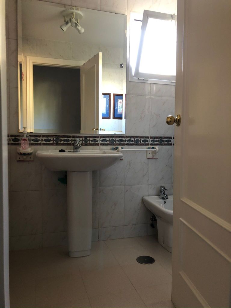 Se alquila desde 01/09/26-31/05/27 precioso apartamento  en 1ª línea de playa con vistas al mar en La Carihuela (Torremolinos).