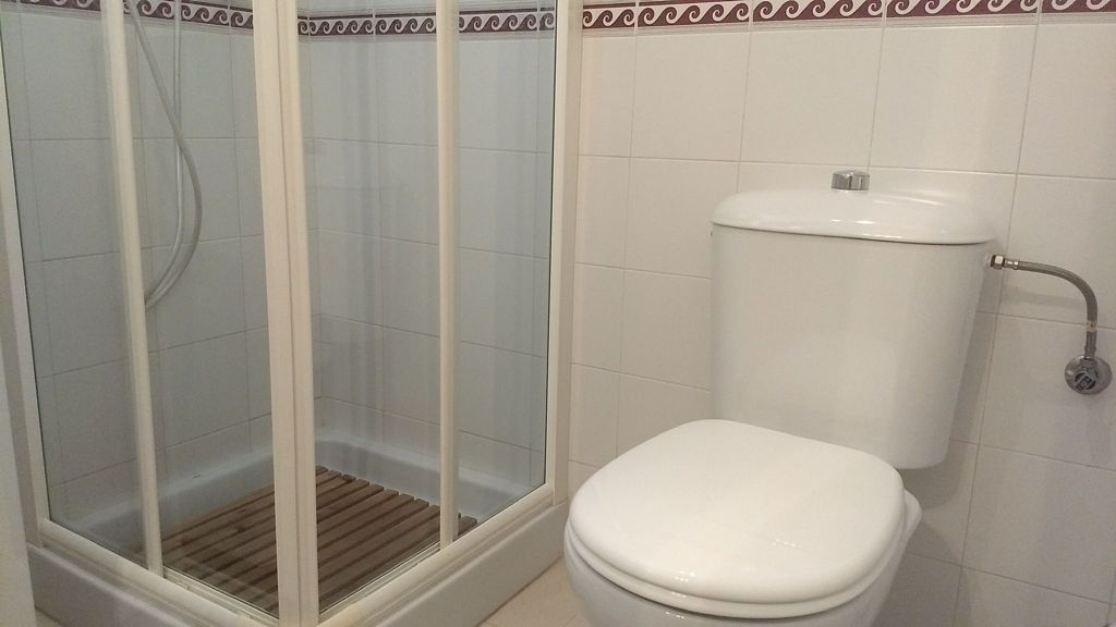 Se alquila desde 01/09/26-31/05/27 precioso apartamento  en 1ª línea de playa con vistas al mar en La Carihuela (Torremolinos).