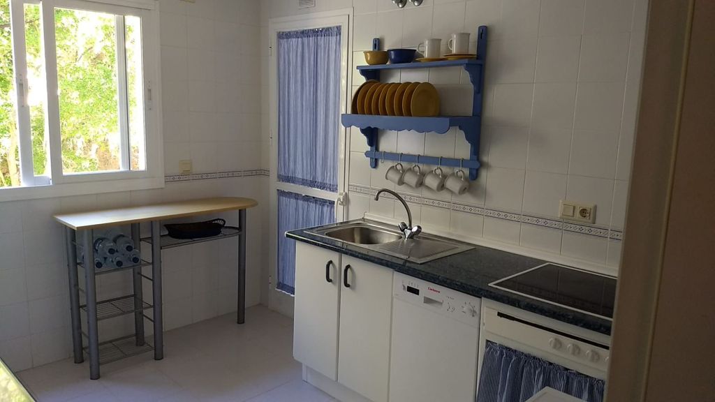 Se alquila desde 01/09/26-31/05/27 precioso apartamento  en 1ª línea de playa con vistas al mar en La Carihuela (Torremolinos).