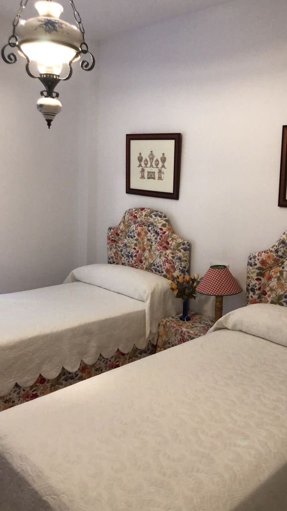 Se alquila desde 01/09/26-31/05/27 precioso apartamento  en 1ª línea de playa con vistas al mar en La Carihuela (Torremolinos).