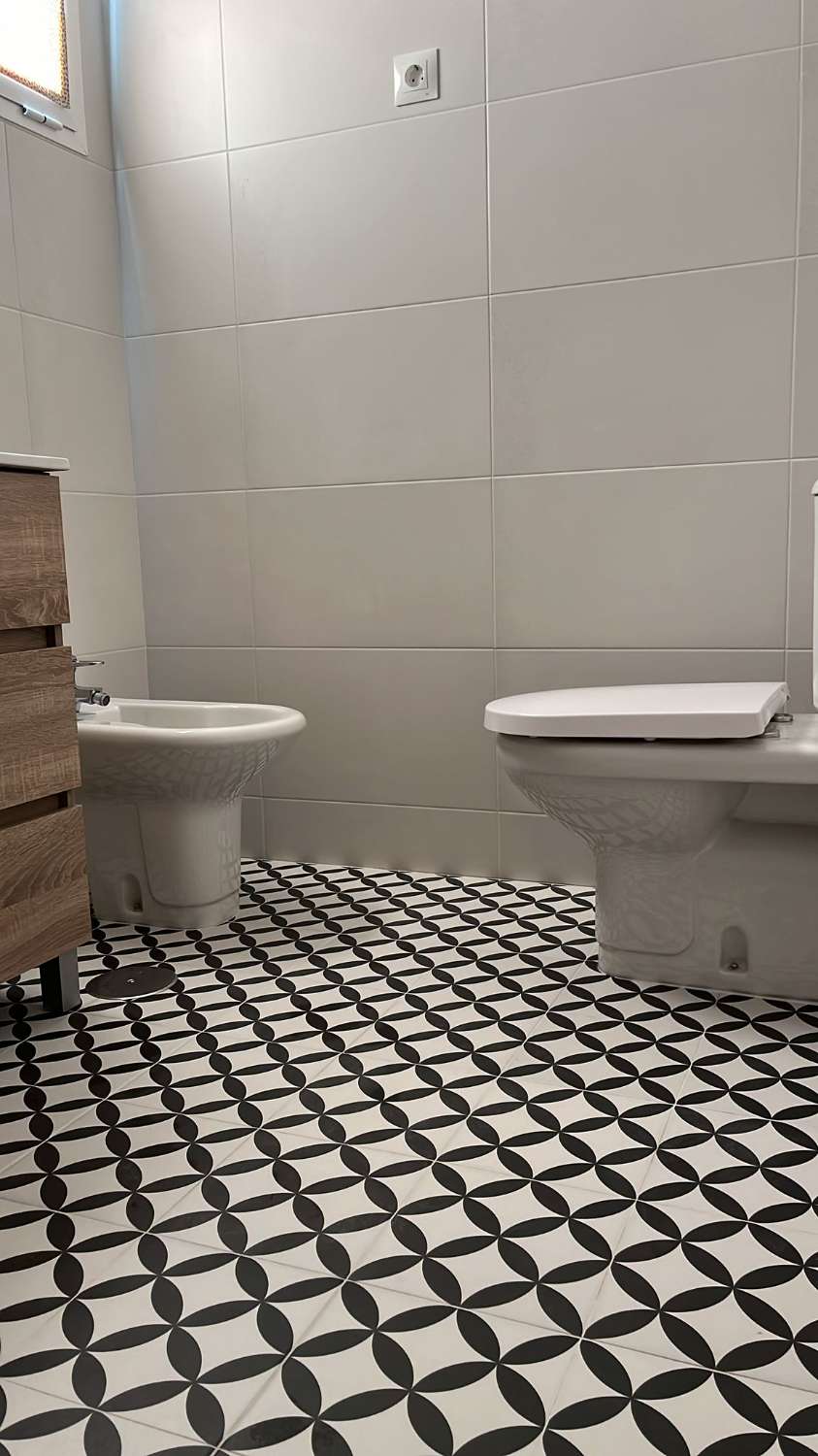 Se alquila desde 01/09/26-31/05/27 precioso apartamento  en 1ª línea de playa con vistas al mar en La Carihuela (Torremolinos).