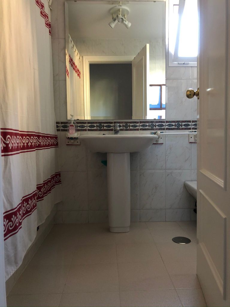 Se alquila desde 01/09/26-31/05/27 precioso apartamento  en 1ª línea de playa con vistas al mar en La Carihuela (Torremolinos).