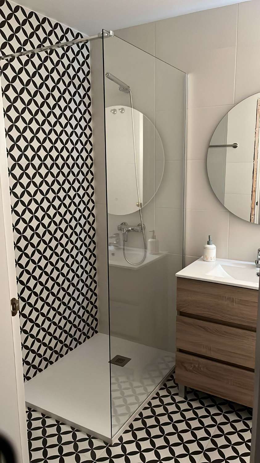 Se alquila desde 01/09/26-31/05/27 precioso apartamento  en 1ª línea de playa con vistas al mar en La Carihuela (Torremolinos).