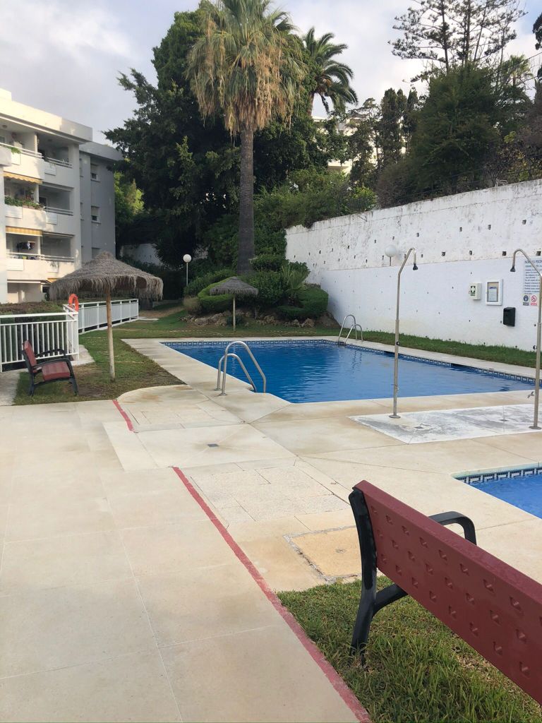 Se alquila desde 01/09/26-31/05/27 precioso apartamento  en 1ª línea de playa con vistas al mar en La Carihuela (Torremolinos).