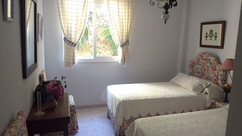 Se alquila desde 01/09/26-31/05/27 precioso apartamento  en 1ª línea de playa con vistas al mar en La Carihuela (Torremolinos).