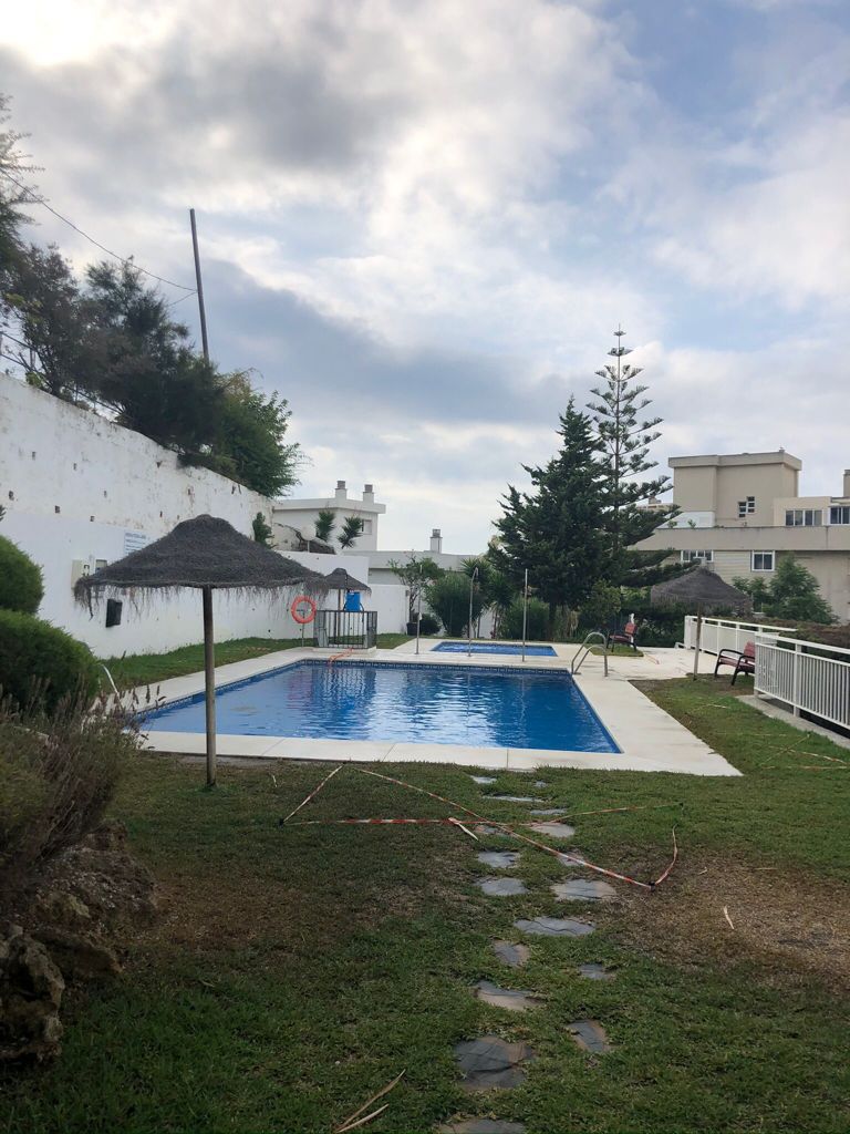 Se alquila desde 01/09/26-31/05/27 precioso apartamento  en 1ª línea de playa con vistas al mar en La Carihuela (Torremolinos).