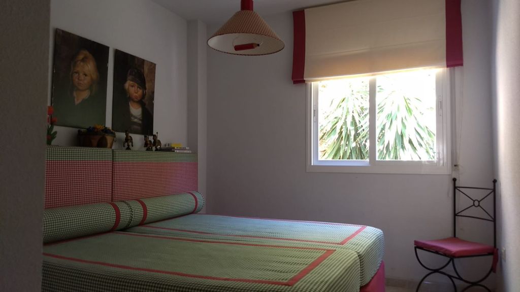 Se alquila desde 01/09/26-31/05/27 precioso apartamento  en 1ª línea de playa con vistas al mar en La Carihuela (Torremolinos).