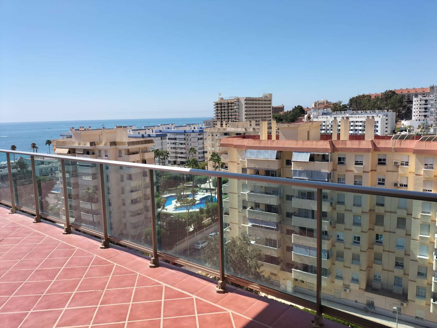 Se alquila desde  1.4.26 - 30/06/2026  y  magnifico apartamento con increíbles vistas al mar en Benalmadena a 100 metros de la playa