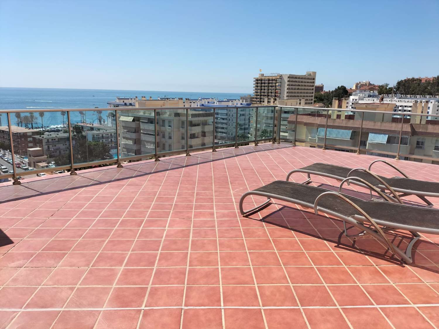 Se alquila desde  1.4.26 - 30/06/2026  y  magnifico apartamento con increíbles vistas al mar en Benalmadena a 100 metros de la playa