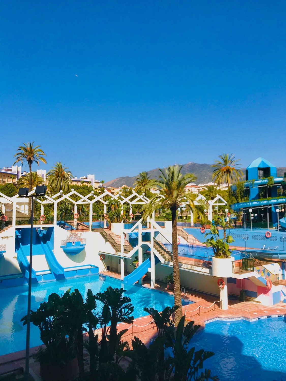 SE ALQUILA DESDE  1.9.26- 31.5.27.bonito estudio  con vistas al mar en 1ª línea de playa en Benalmadena
