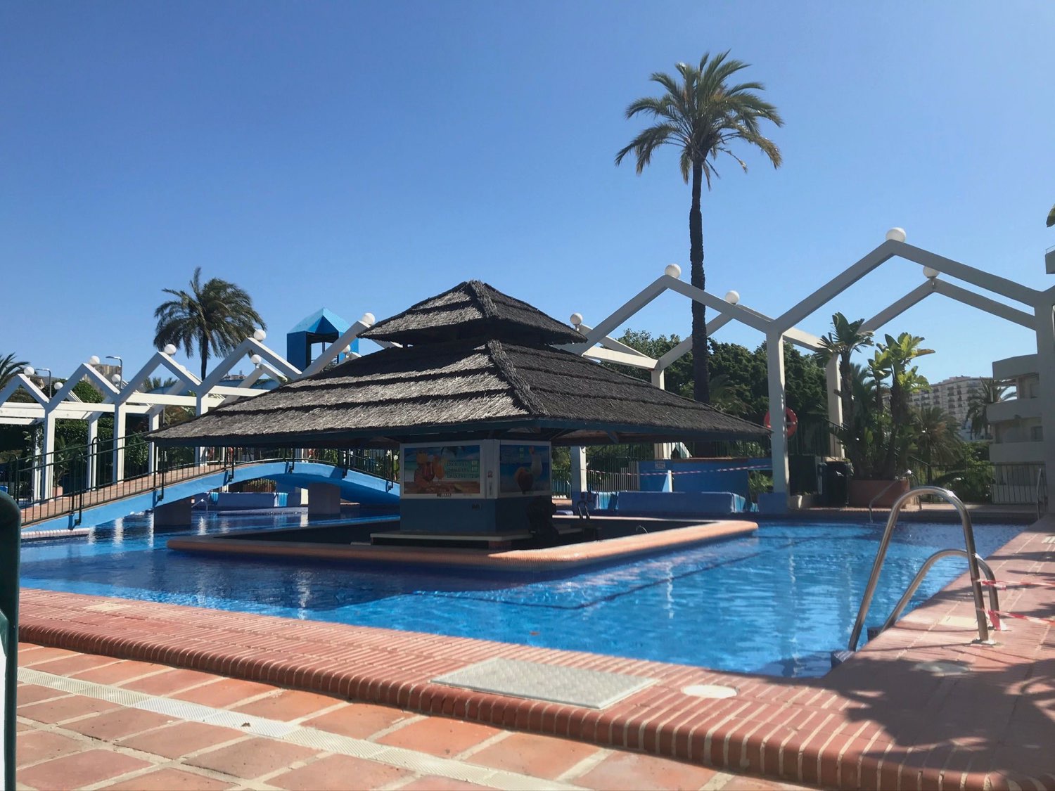 SE ALQUILA DESDE  1.9.26- 31.5.27.bonito estudio  con vistas al mar en 1ª línea de playa en Benalmadena