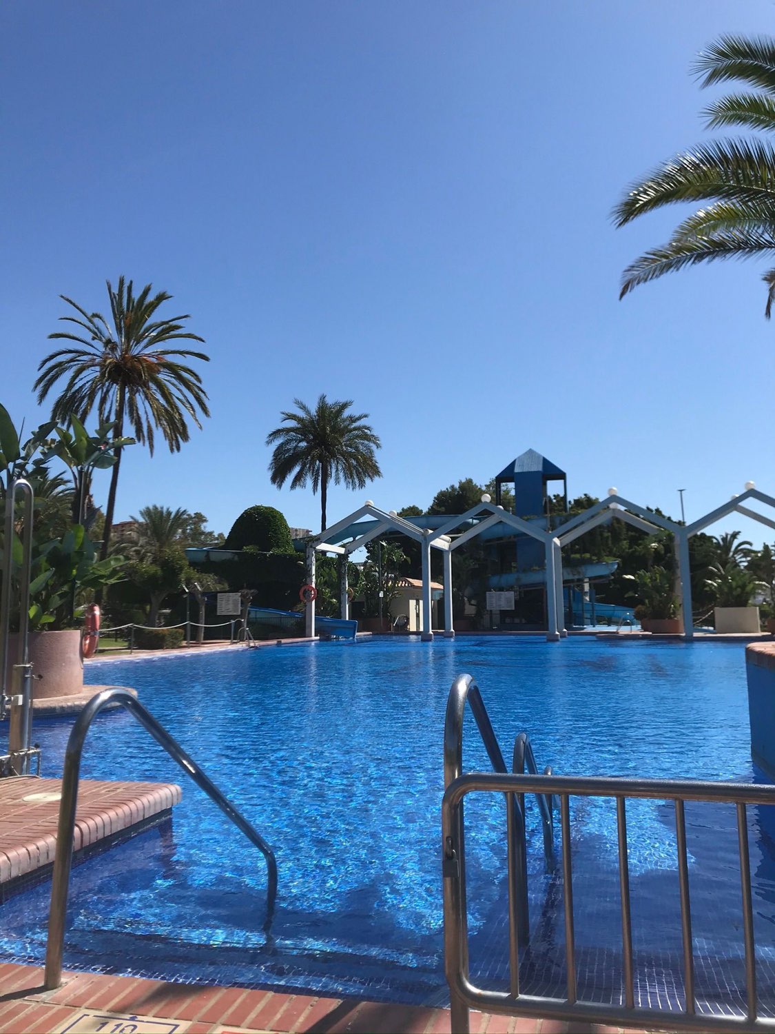 SE ALQUILA DESDE  1.9.26- 31.5.27.bonito estudio  con vistas al mar en 1ª línea de playa en Benalmadena