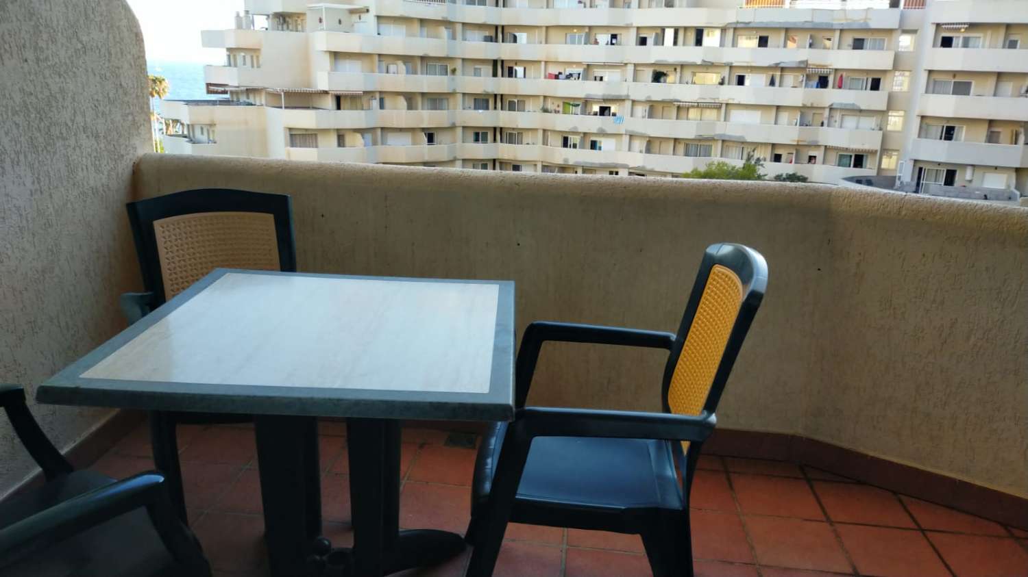 SE ALQUILA DESDE  1.9.26- 31.5.27.bonito estudio  con vistas al mar en 1ª línea de playa en Benalmadena