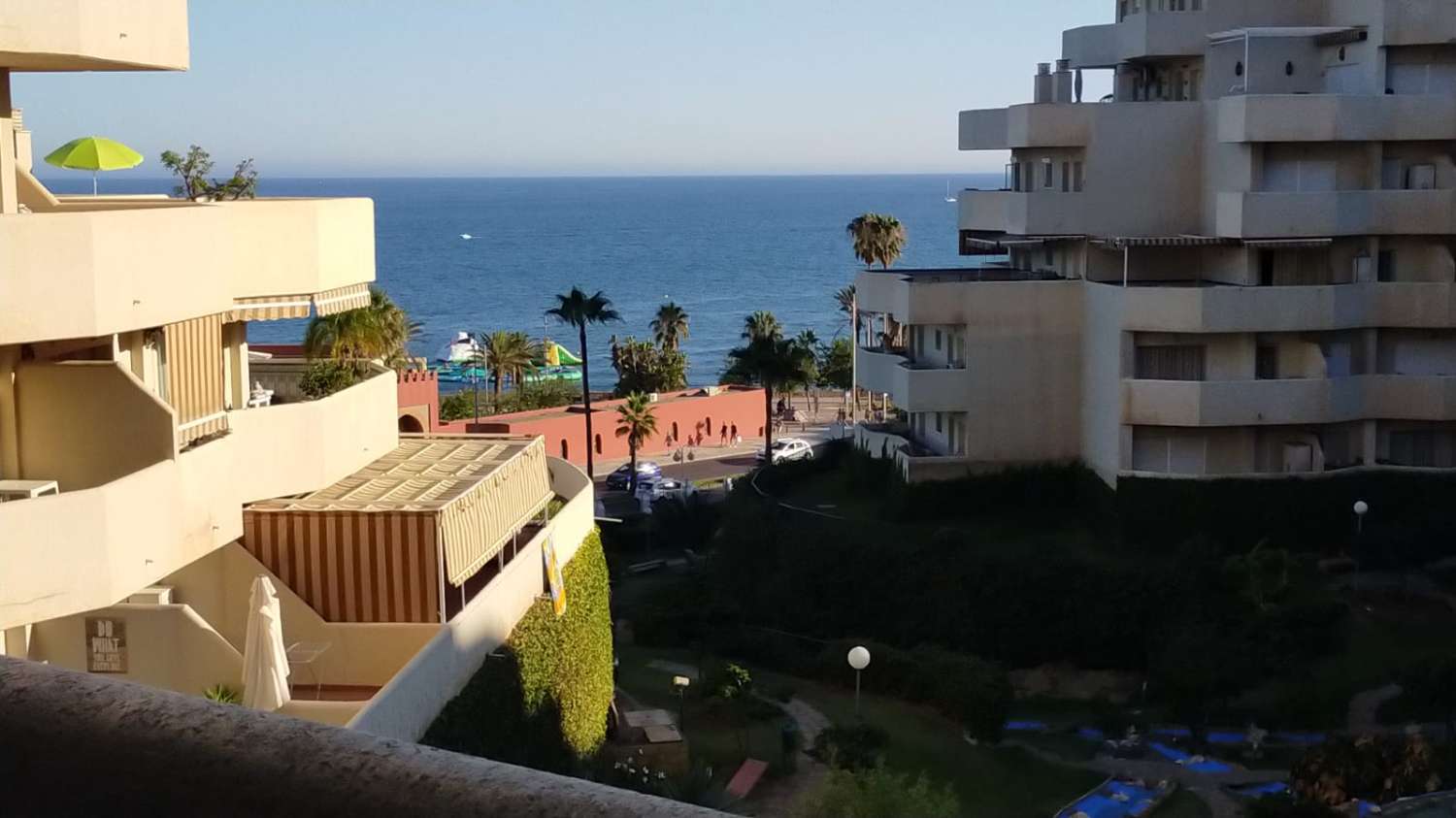SE ALQUILA DESDE  1.9.26- 31.5.27.bonito estudio  con vistas al mar en 1ª línea de playa en Benalmadena