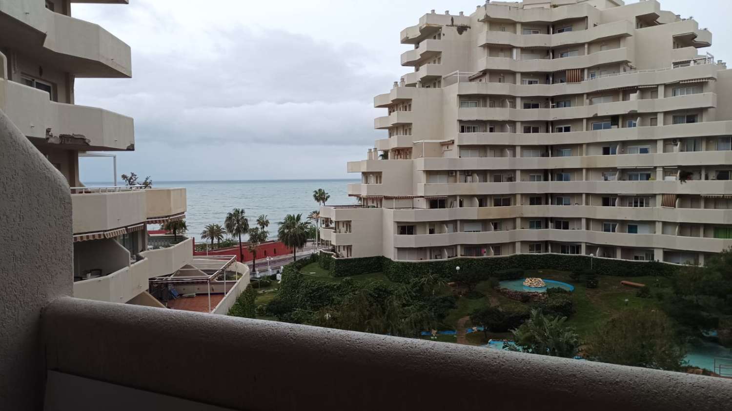 SE ALQUILA DESDE  1.9.26- 31.5.27.bonito estudio  con vistas al mar en 1ª línea de playa en Benalmadena