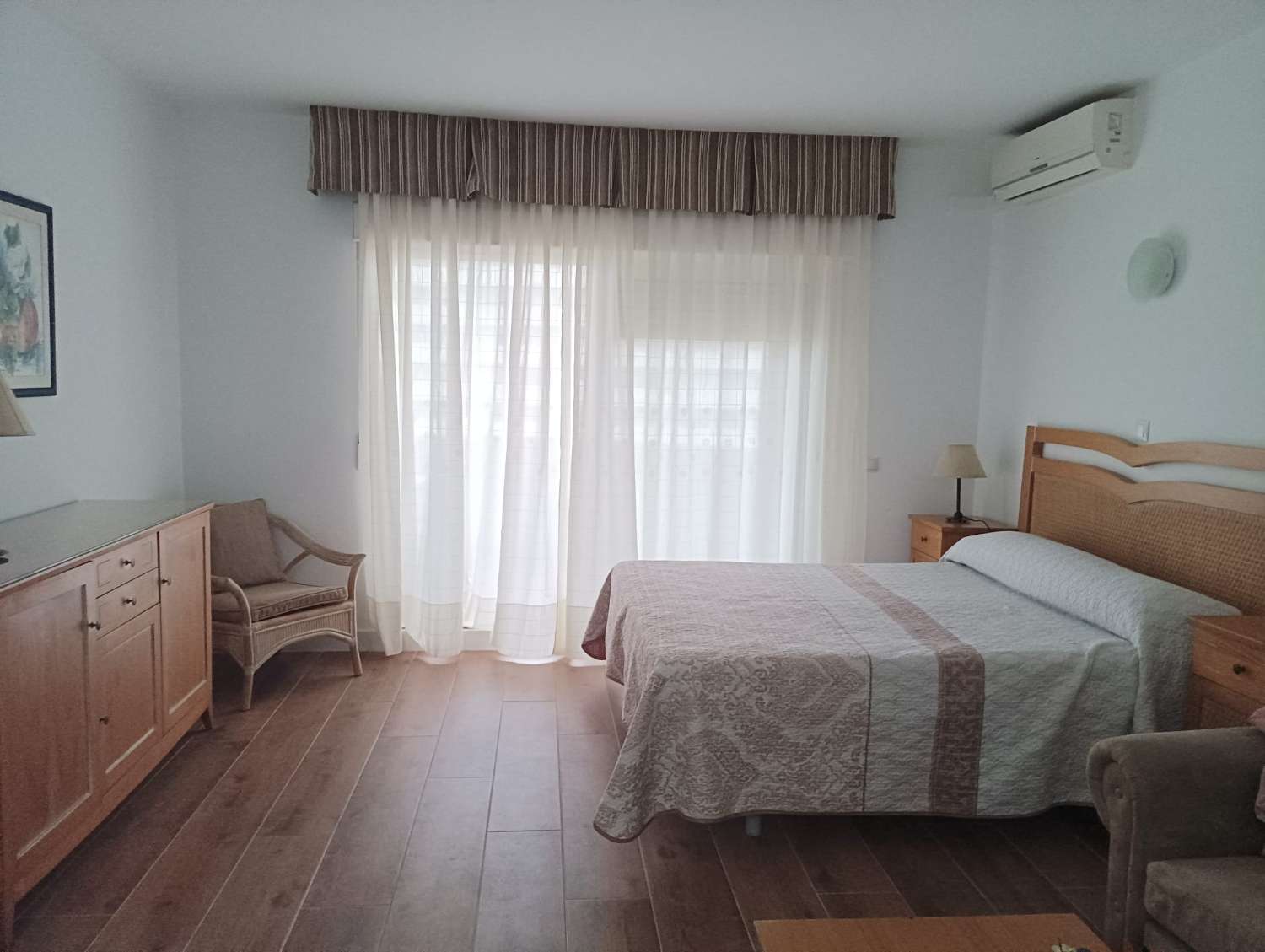SE ALQUILA DESDE  1.9.26- 31.5.27.bonito estudio  con vistas al mar en 1ª línea de playa en Benalmadena