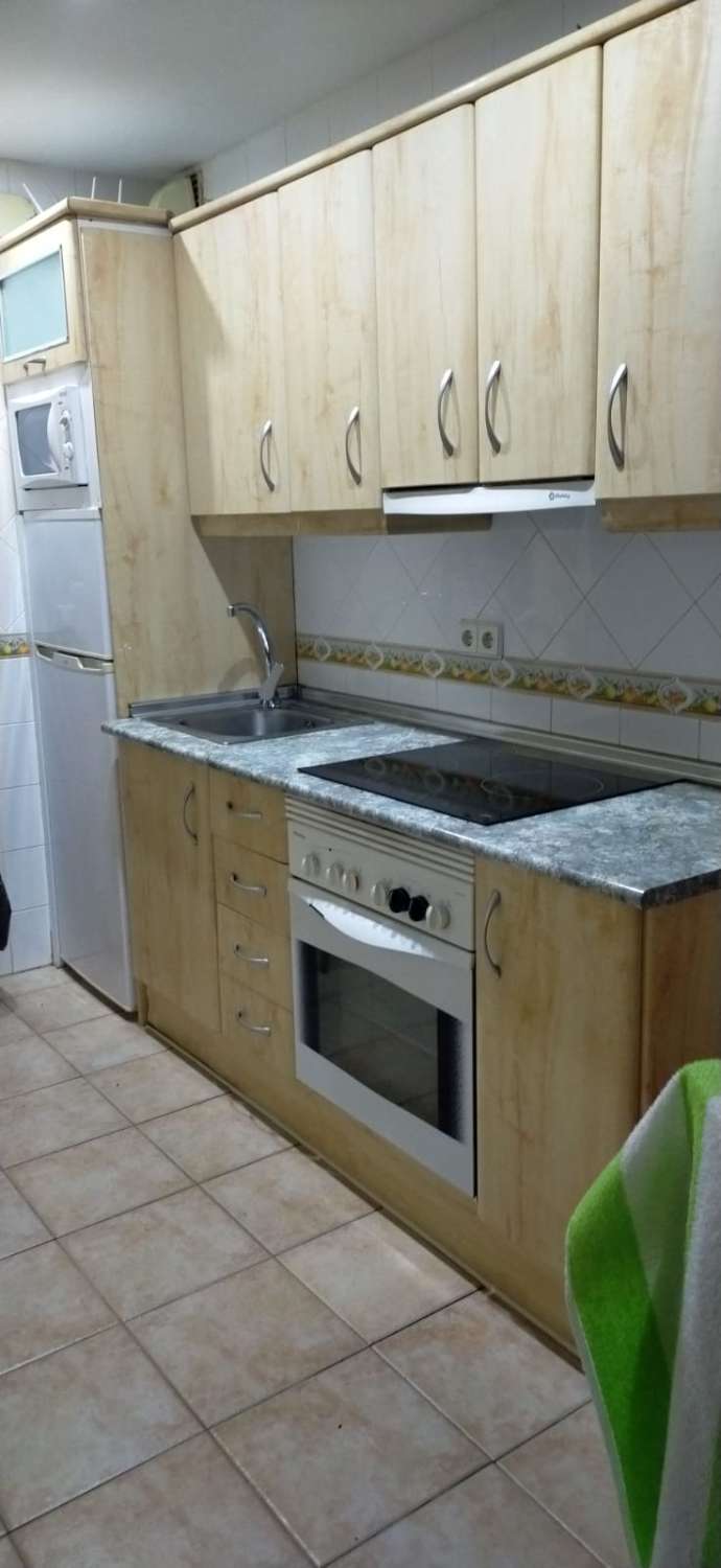 SE ALQUILA DESDE  1.9.26- 31.5.27.bonito estudio  con vistas al mar en 1ª línea de playa en Benalmadena