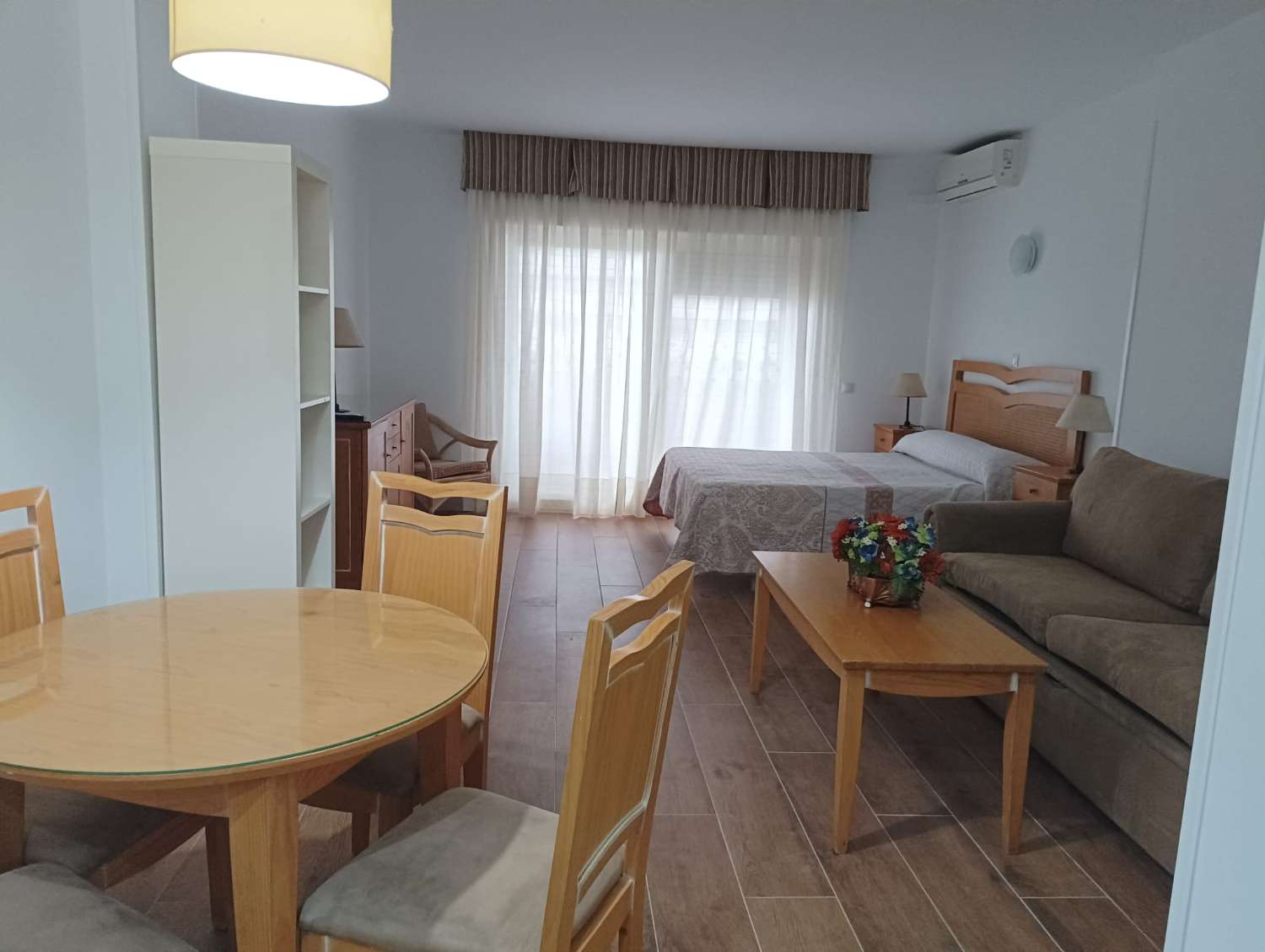 SE ALQUILA DESDE  1.9.26- 31.5.27.bonito estudio  con vistas al mar en 1ª línea de playa en Benalmadena