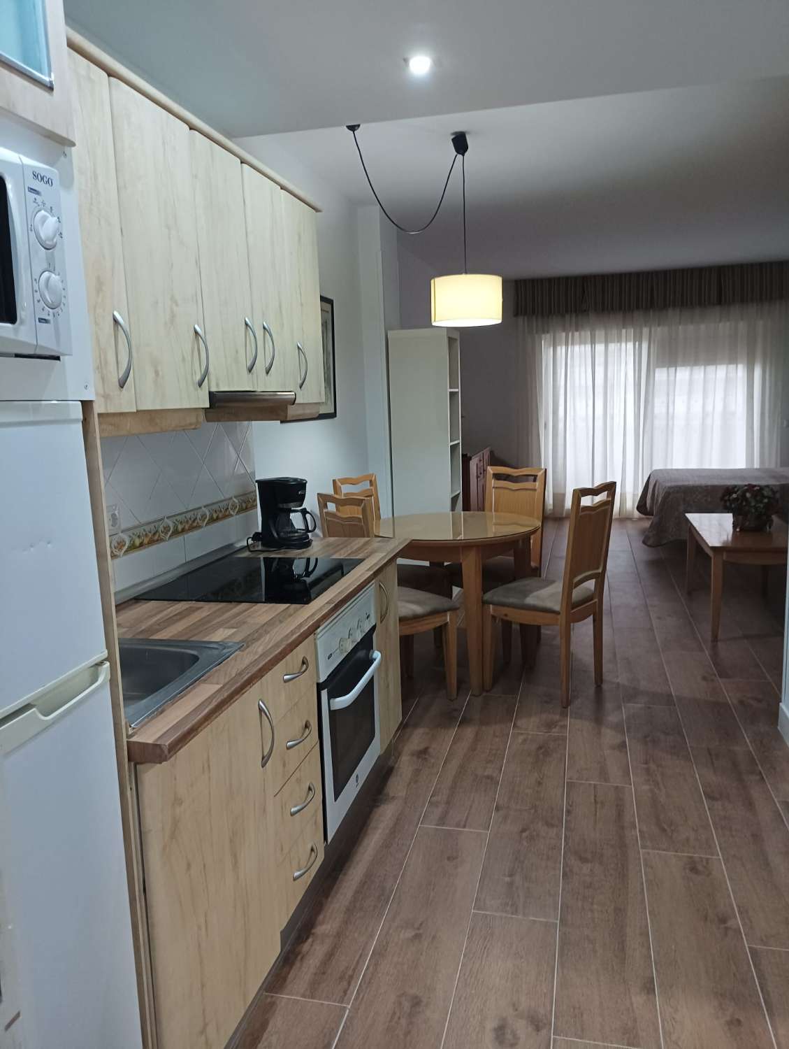 SE ALQUILA DESDE  1.9.26- 31.5.27.bonito estudio  con vistas al mar en 1ª línea de playa en Benalmadena