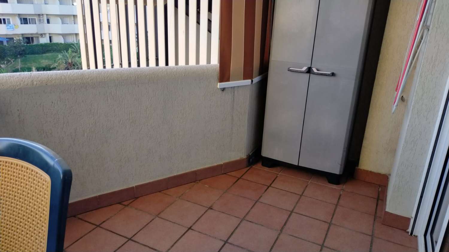 SE ALQUILA DESDE  1.9.26- 31.5.27.bonito estudio  con vistas al mar en 1ª línea de playa en Benalmadena