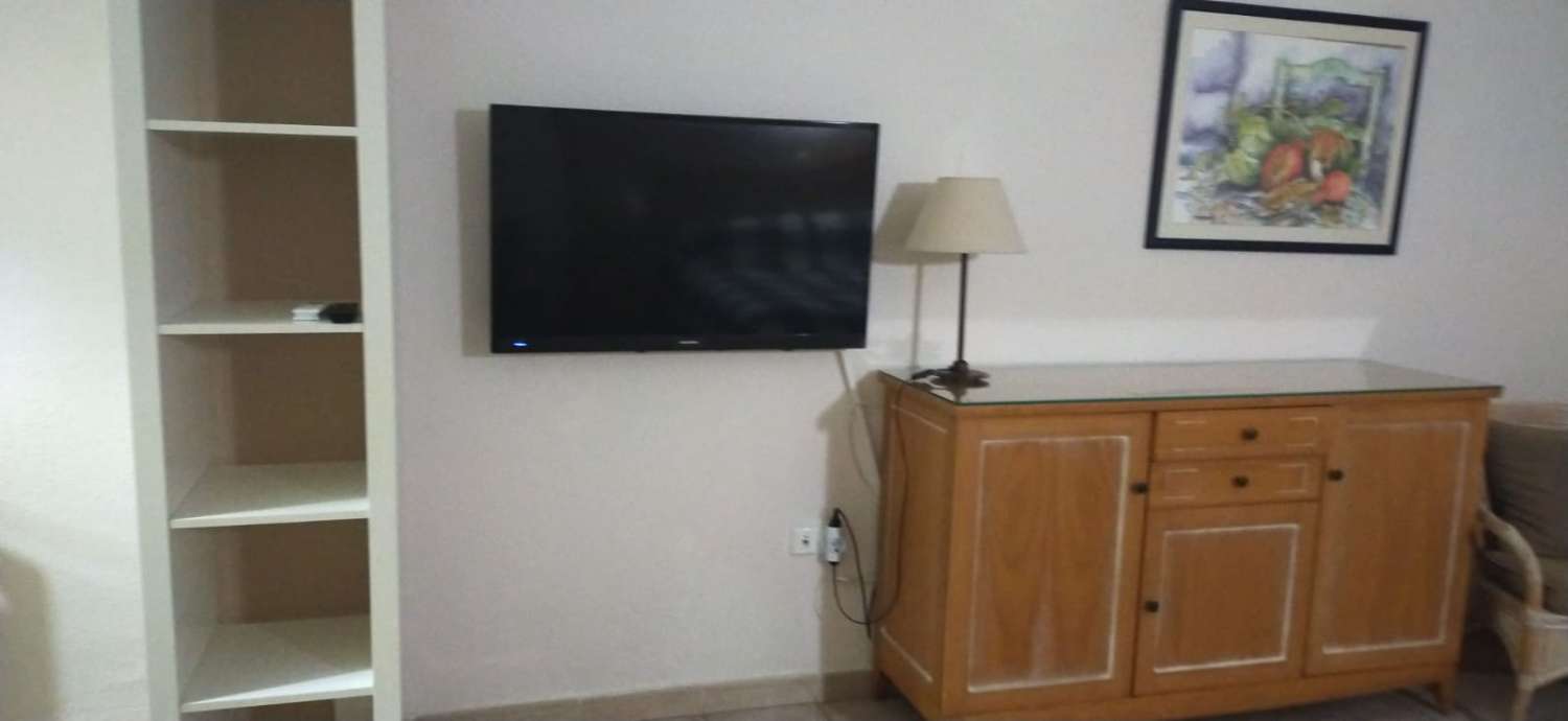 SE ALQUILA DESDE  1.9.26- 31.5.27.bonito estudio  con vistas al mar en 1ª línea de playa en Benalmadena